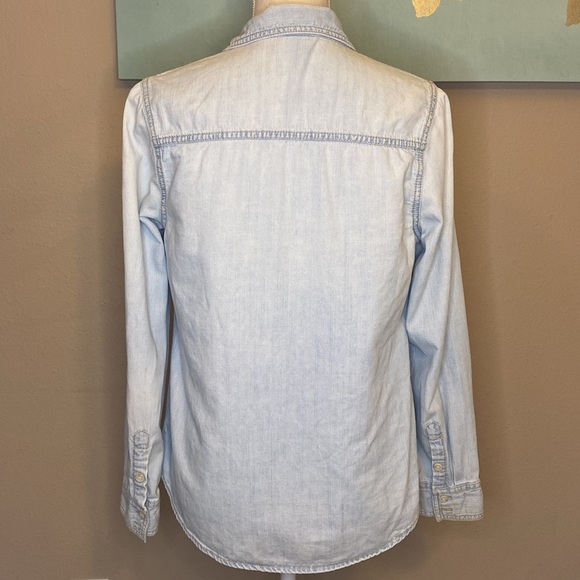 Medium lightweight chambray button-up - Picture 2 of 4